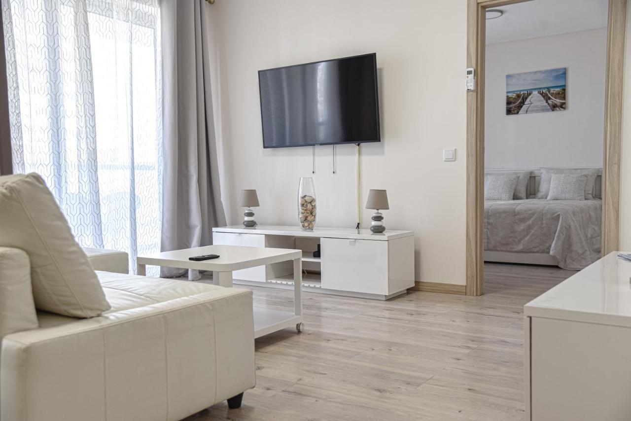 Apartamento Elegante Com Garagem E Piscina Na Praia Da Rocha *