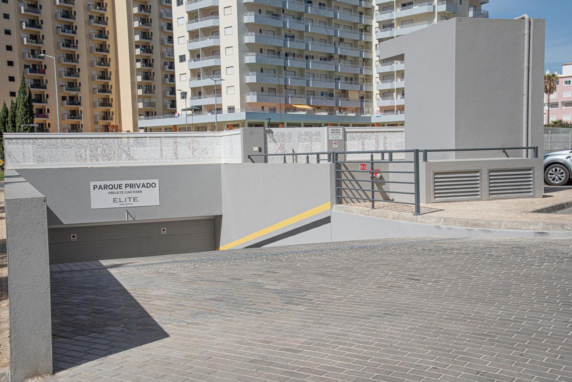 Apartamento Elegante Com Garagem E Piscina Na Praia Da Rocha *